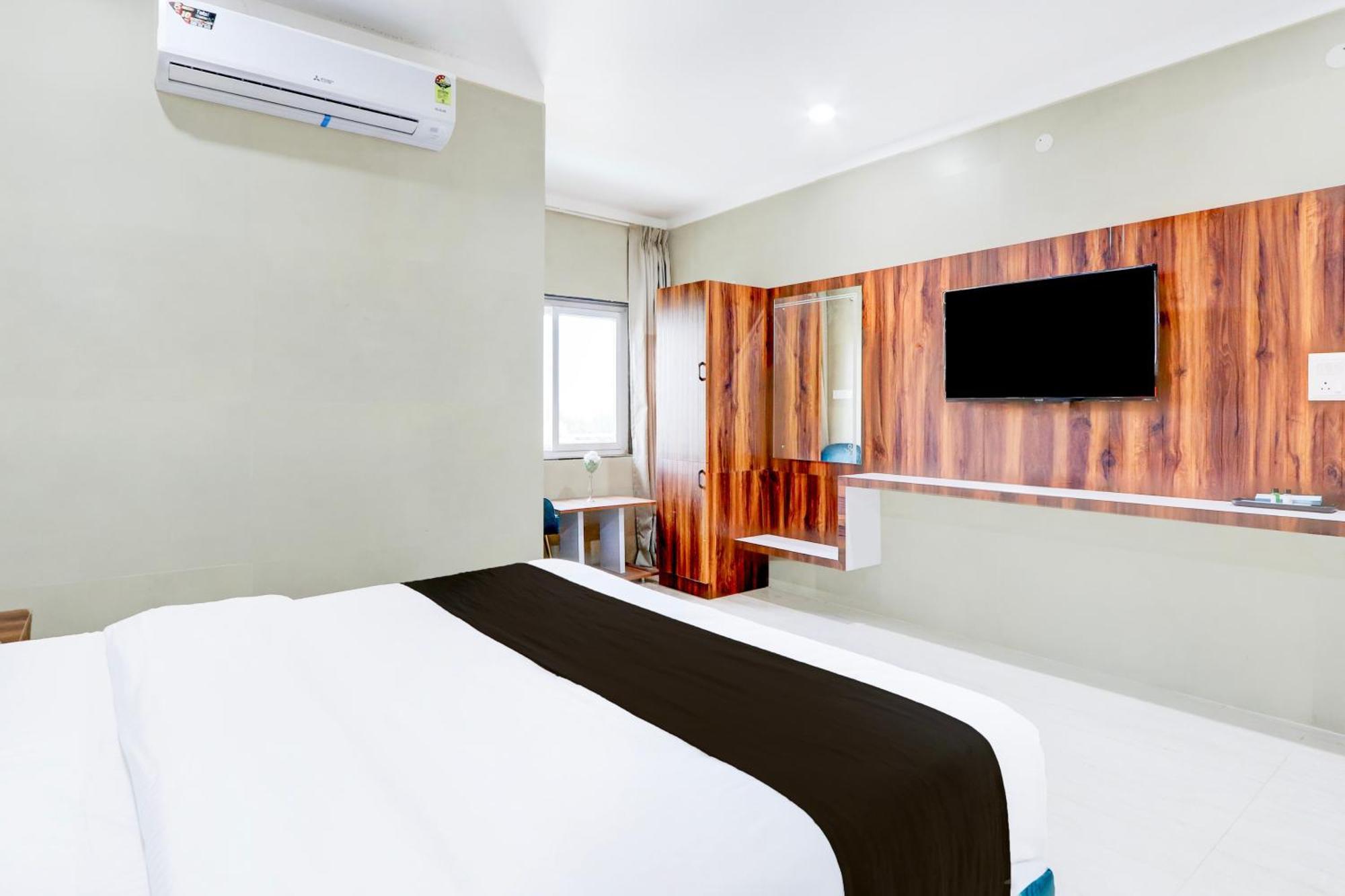 Hotel O Pr Grand Khammam Kültér fotó