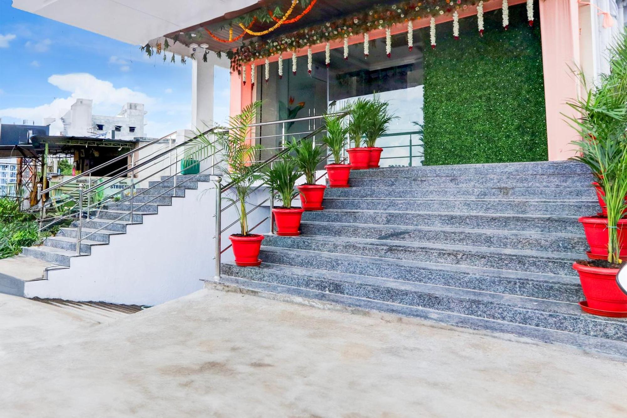 Hotel O Pr Grand Khammam Kültér fotó